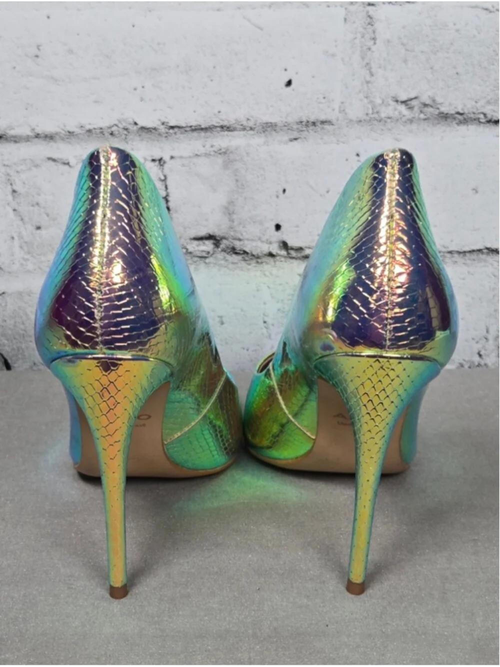 ALDO Iridescent Holographic Snakeskin Pointed Toe Pumps Heels Size 6
